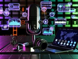 Modernes Podcast-Setup mit Mikrofon, Profi-Kopfhörern, Laptop mit Audiobearbeitung und digitalen Panels für Keyword-Cluster, Analysen und Distribution, alles in auffälligen Neonfarben.