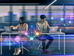 Zwei junge Entwickler kollaborieren an einem modernen Schreibtisch mit Laptops, sichtbar sind PyTorch-Code, neuronale Netzdiagramme, digitale Overlays und das kreative Büro von 404 Magazine.