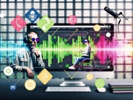 Stylishe Person mit Kopfhörern und Mikrofon vor Podcast-Software, daneben virtuelle Realität mit bunten VR-Brillen und 3D-Modellen, dazu strukturierte Website-Layouts mit Accessibility-Symbolen und SEO-Icons auf hellem, futuristischem Hintergrund.