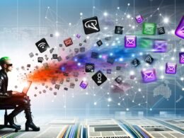 Futuristische digitale Arbeitsumgebung mit einer Person am Laptop, farbigen Netzwerk-Symbolen und im Hintergrund zerfallenden Zeitungen sowie Social-Media-Logos.