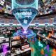 Futuristischer Newsroom im Metaverse mit digitalen Avataren, Substack-Covern, NFT- und Kryptosymbolen, holografischen Daten und Community-Bereichen unter einer polygonalen Kuppel