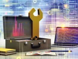 Technische Illustration eines offenen Werkzeugkastens voller Data-Science-Tools, darunter ein hervorgehobenes goldenes scikit-learn-Logo, Diagramme und Tabellen, mit Codezeilen im Hintergrund.