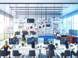 Digital-Marketing-Team arbeitet konzentriert in modernem Büro mit großen Monitoren, Daten-Dashboards, bunten Post-Its auf dem Whiteboard und kreativen Notizen an gläsernen Wänden.