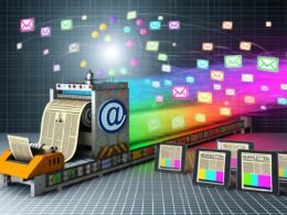 Illustration eines Maschinenraums, in dem das WordPress-Logo automatisiert bunte Newsletter-Seiten ausgibt. E-Mail-Symbole und Icons von Plugins wie MailPoet, Mailchimp, Sendinblue und Newsletter Plugin leuchten im Hintergrund, während ein altes Faxgerät neben modernen Tablets steht.