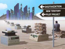 Büroarbeiter in Anzug blickt aus einer grauen Wüstenlandschaft aus Faxgeräten, Mainframes und Papierstapeln zu einer fernen Skyline aus Glasfaser und Servergebäuden, mit verwehten Verkehrsschildern zu Digitalisierung.