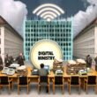 Konferenztisch im Berliner Regierungsviertel voller Aktenberge und Technik, Digitalministerium-Button, ratlose Politiker, Fassade aus bröckelndem Code, Wolken mit WLAN- und Glasfaser-Symbolik