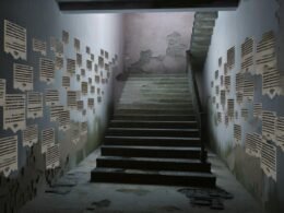 Verfallenes Treppenhaus mit politischen Zetteln und schwachem WLAN-Signal als Symbol für Rückstand in Deutschlands Digitalpolitik