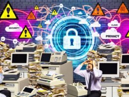 Arzt sitzt überfordert im chaotischen Behandlungszimmer, umgeben von alten Faxgeräten, Computern, Papierstapeln und einer digitalen Patientenakte mit Sicherheitssymbolen.