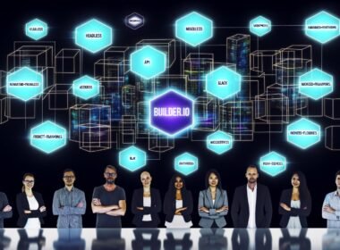 Futuristische Bürorszene mit vielfältigem Team vor holographischer Tafel, die Builder.io, Headless, APIs, Microservices und Frontend-Frameworks zeigt. Im Hintergrund verblassen Monolithen wie WordPress und Drupal.