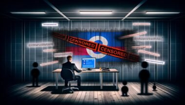 Deutscher Marketer am Schreibtisch, Facebook-Logo mit roten Zensur-Bändern, algorithmische Ketten, Gesetze wie NetzDG und DSA, düstere Moderatorenfiguren und deutsche Skyline im Hintergrund.