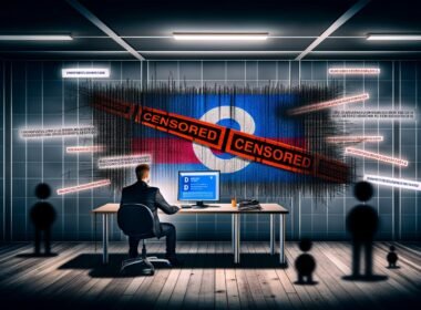 Deutscher Marketer am Schreibtisch, Facebook-Logo mit roten Zensur-Bändern, algorithmische Ketten, Gesetze wie NetzDG und DSA, düstere Moderatorenfiguren und deutsche Skyline im Hintergrund.