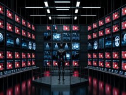 Futuristische Überwachungszentrale mit Monitorwänden, algorithmischem Avatar als Wächter, Social-Media-Feeds und Politikern hinter Glaswänden