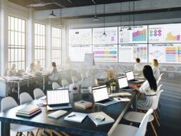 Modernes Loft-Redaktionsbüro mit digitalem Touchscreen-Tisch, Content-Kalendern, SEO-Daten und einem kreativen Team von Content-Profis bei der Arbeit. Im Fokus: Longform Content Redaktionsplan für 404 Magazin.