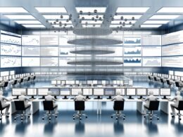 Futuristische, aufgeräumte Redaktion mit großem digitalen Dashboard, Monitoren voller Content-Charts und einem Team aus Content-Strategen, das an einem strukturierten Longform Content System arbeitet.