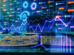 Futuristischer Schreibtisch mit Laptop, Analyse-Dashboards, bunten Datenströmen und einem Bauplan für Performance Content zwischen digitalen Symbolen.