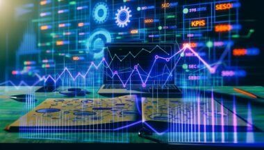 Futuristischer Schreibtisch mit Laptop, Analyse-Dashboards, bunten Datenströmen und einem Bauplan für Performance Content zwischen digitalen Symbolen.