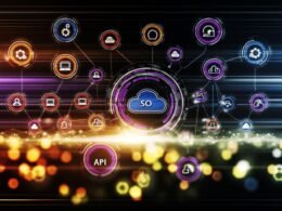 Abstrakte Illustration eines digitalen Kontrollzentrums mit Dashboard, Datenvisualisierungen und technisch vernetzten Symbolen für Cloud, SEO, Automatisierung, Teamwork und Multichannel-Distribution auf dunklem Interface.