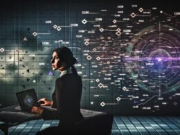 Marketerin in dunklem Raum analysiert holographische Marketingdaten, um Anzeigenleistung zu bewerten.