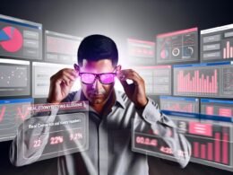 Marketer analysiert leuchtendes Analytics-Dashboard mit echten Konversions- und Verkaufsmetriken vor digitalen Marketing-Dashboards in einem modernen Workspace.