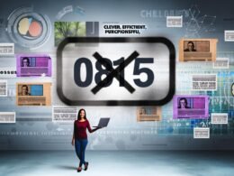 Moderne Person mit Laptop hebt sich vor durchgestrichener 0815-Schablone und verblassenden Zeitungsfetzen ab, während bunte, individualisierte Inhalte und digitale Datenströme im Hintergrund zu sehen sind.