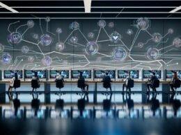 Hochmoderne Büroszene mit digitalen Arbeitsstationen, personalisierten Dashboards, holografischen Datenströmen und KI-gestütztem Content-Management.