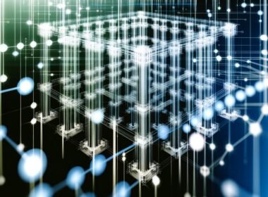 Futuristisches digitales Bauwerk mit Säulen aus Stahl und Glas als Website-Struktur, umgeben von Cluster-Artikeln und schematischen Google-Algorithmus-Elementen im Hintergrund.