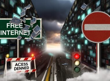 Digitales Straßenschild mit 'FREIES INTERNET' auf einer bröckelnden Datenautobahn, umgeben von Warnlichtern, Access Denied-Barriere und Zensur-Icons im nebligen, trüben Himmel.