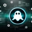 Futuristisches, schwebendes Ghost-Logo im Zentrum eines abstrakten digitalen Workflows mit Datenströmen, API-Symbolen, Zahnrädern und Dashboards, akzentuiert durch türkisfarbene Highlights.