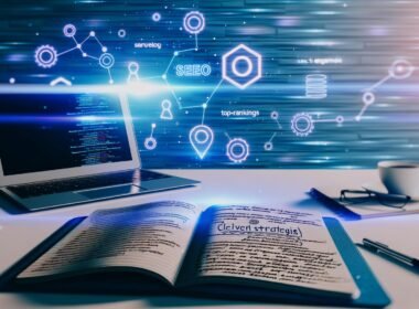 Modernes Titelbild für einen SEO-Content-Guide: Notizbuch mit Keyword-Skizzen, Laptop mit SEO-Tools sowie holografische digitale Diagramme und das Google-Logo im Hintergrund.