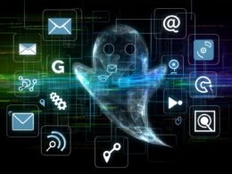 Modernes Titelbild mit abstrahiertem Ghost-Logo, digitalen Kanälen, Datenströmen und API-Icons auf dunklem Technologie-Hintergrund in Cyan und Neongrün.