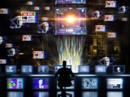 Dunkles futuristisches Nachrichtenstudio mit künstlicher Intelligenz, manipulativen Schlagzeilen auf Bildschirmen und glitchhaften Porträts von Politikern im Hintergrund