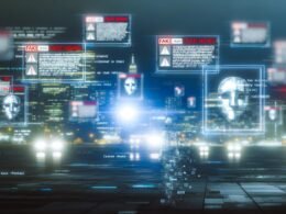 Futuristische Großstadt bei Nacht mit leuchtenden Social-Media-Hologrammen, maskenhaften Figuren mit Bildschirm-Gesichtern, Warnzeichen und einer verlorenen menschlichen Gestalt – Symbol für digitale Unsicherheit und Fake News.