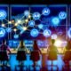 Junge Marketer in einem technologischen Kommandoraum analysieren Marketing-KPIs auf großen Displays mit AI-gesteuerten Grafiken und vernetzten Plattformlogos wie Google Ads, Meta, LinkedIn und CRM-Systemen.