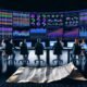 Marketing-Team analysiert konzentriert farbige Performance-Dashboards mit Daten und Metriken in einem modernen, dunklen Büro. Im Vordergrund liegt eine vernachlässigte Excel-Tabelle.