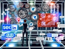 Abstrakter, futuristischer Maschinenraum mit digitalen Elementen wie Diagrammen, Chatblasen, Infografiken und einer starken Brand-Figur im Zentrum, die einen roten Blueprint-Plan hält.