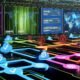 Futuristischer Arbeitsplatz mit großen Analytics-Monitoren, Tag-Management, Server-seitigem Tracking und Consent-Management in einer automatisierten Marketing-Pipeline.
