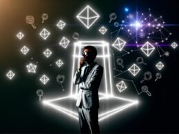 Dramatische Nahaufnahme eines Experten vor einem leuchtenden digitalen Framework-Gitter, umgeben von geometrischen Content-Blöcken und vernetzten Linien auf schwarz-weißem Hintergrund mit Neon-Akzenten.