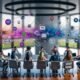 Marketing-Team im modernen Büro analysiert verschiedene Online-Marketing-Kanäle und Dashboards auf großen Bildschirmen, mit abstraktem Datenlayer über dem Besprechungstisch.