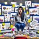 Marketer im Hoodie vor chaotischen Dashboards mit KPIs, Berichten und farbenfrohen Diagrammen in moderner Arbeitsumgebung, Ausdruck von Überforderung und Datenchaos.