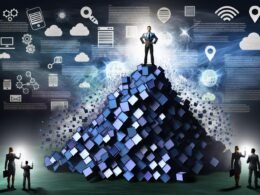 Geschäftsprofi auf einem Gipfel aus digitalen Content-Blocks, umgeben von generischen Inhalten und Technologie-Symbolen, im modernen Editorial-Stil.