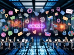 Marketer*innen arbeiten an Schreibtischen in einem kreativen Büro mit bunten Bannern, Analytics-Dashboards, digitalen Overlays und einem datenreichen Hintergrund.