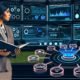 Futuristisches Kontrollzentrum mit großen Datenmonitoren, digitalem Workflow-Plan, Tracking-Icons und einer modernen Marketer-Person am Dashboard.