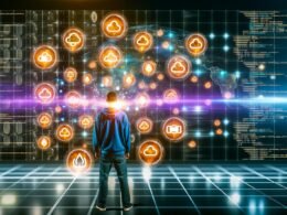 Entwickler vor Hologramm-Dashboard mit leuchtenden Cloud-Icons, Code im unscharfen Hintergrund, futuristische und dynamische Atmosphäre