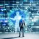 Person vor Glaswand mit holographischen Netzwerken, leuchtenden Datenpunkten und KI-Visualisierungen in kühlem Farbschema, digital und futuristisch gestaltet.