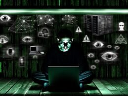 Düstere digitale Szene: Einzelne Person am Laptop, Gesicht von Licht und Schatten geteilt, umgeben von bedrohlichen Symbolen wie Kameras, Servern und KI. Im Hintergrund grüne Code-Muster mit Überwachungsaugen.