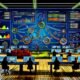 Digitales Kontrollzentrum mit mehreren Bildschirmen, die eine detaillierte Customer Journey, Funnel-Diagramme und kanalübergreifende Datenflüsse anzeigen.