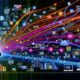 Dynamische, farbenfrohe Illustration einer vernetzten, nicht-linearen Customer Journey mit digitalen Touchpoints, Analyse-Dashboards und fließenden Datenströmen im Flat-Design.