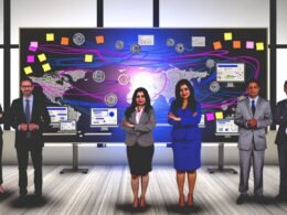 Marketingteam analysiert Datenstreams vor Whiteboards mit Customer-Journey-Maps, umgeben von digitalen Dashboards; ein zentrales integriertes Dashboard hebt sich als klare Informationsquelle hervor.