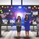 Marketingteam analysiert Datenstreams vor Whiteboards mit Customer-Journey-Maps, umgeben von digitalen Dashboards; ein zentrales integriertes Dashboard hebt sich als klare Informationsquelle hervor.