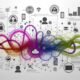 Stilisierte Flowchart-Grafik mit vernetzten Icons für moderne Customer Journey Touchpoints und abstrakten Datensymbolen